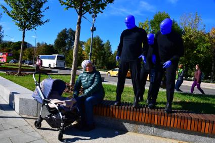 Москва. Нью-Йоркская перформанс-группа Blue Man Group, выступающая в образах `синих инопланетян`прогулялась по городу.