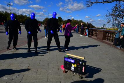 Москва. Нью-Йоркская перформанс-группа Blue Man Group, выступающая в образах `синих инопланетян`прогулялась по городу.