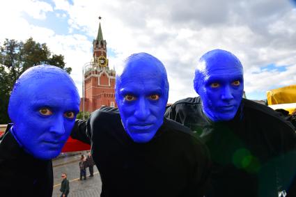 Москва. Нью-Йоркская перформанс-группа Blue Man Group, выступающая в образах `синих инопланетян`прогулялась по городу.