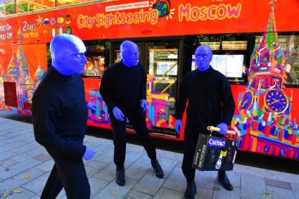 Москва. Нью-Йоркская перформанс-группа Blue Man Group, выступающая в образах `синих инопланетян`прогулялась по городу.