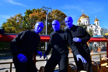 Москва. Нью-Йоркская перформанс-группа Blue Man Group, выступающая в образах `синих инопланетян`прогулялась по городу.