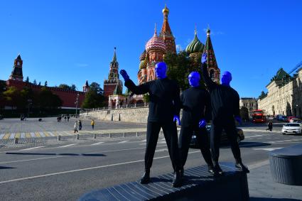 Москва. Нью-Йоркская перформанс-группа Blue Man Group, выступающая в образах `синих инопланетян`прогулялась по городу.