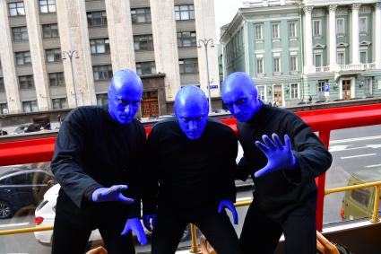 Москва. Нью-Йоркская перформанс-группа Blue Man Group, выступающая в образах `синих инопланетян`прогулялась по городу.