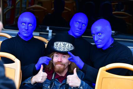 Москва. Нью-Йоркская перформанс-группа Blue Man Group, выступающая в образах `синих инопланетян`прогулялась по городу.