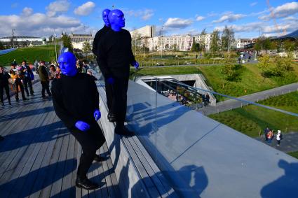 Москва. Нью-Йоркская перформанс-группа Blue Man Group, выступающая в образах `синих инопланетян`прогулялась по городу.