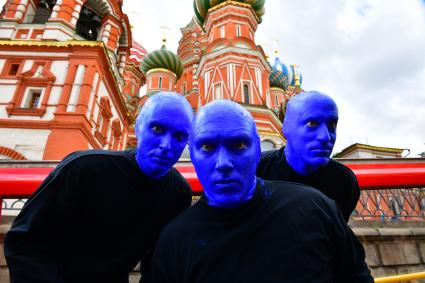 Москва. Нью-Йоркская перформанс-группа Blue Man Group, выступающая в образах `синих инопланетян`прогулялась по городу.