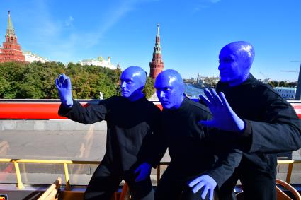 Москва. Нью-Йоркская перформанс-группа Blue Man Group, выступающая в образах `синих инопланетян`прогулялась по городу.