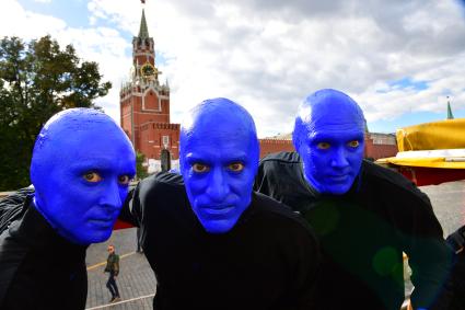 Москва. Нью-Йоркская перформанс-группа Blue Man Group, выступающая в образах `синих инопланетян`прогулялась по городу.