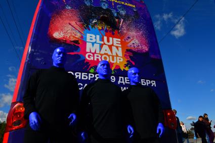 Москва. Нью-Йоркская перформанс-группа Blue Man Group, выступающая в образах `синих инопланетян`прогулялась по городу.