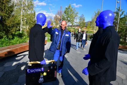 Москва. Нью-Йоркская перформанс-группа Blue Man Group, выступающая в образах `синих инопланетян`прогулялась по городу.