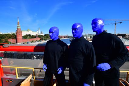 Москва. Нью-Йоркская перформанс-группа Blue Man Group, выступающая в образах `синих инопланетян`прогулялась по городу.