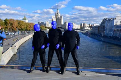 Москва. Нью-Йоркская перформанс-группа Blue Man Group, выступающая в образах `синих инопланетян`прогулялась по городу.