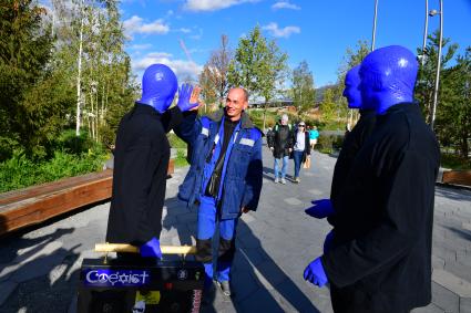 Москва. Нью-Йоркская перформанс-группа Blue Man Group, выступающая в образах `синих инопланетян`прогулялась по городу.