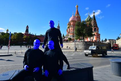 Москва. Нью-Йоркская перформанс-группа Blue Man Group, выступающая в образах `синих инопланетян`прогулялась по городу.