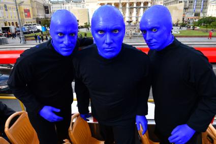 Москва. Нью-Йоркская перформанс-группа Blue Man Group, выступающая в образах `синих инопланетян`прогулялась по городу.