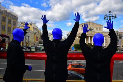 Москва. Нью-Йоркская перформанс-группа Blue Man Group, выступающая в образах `синих инопланетян`прогулялась по городу.