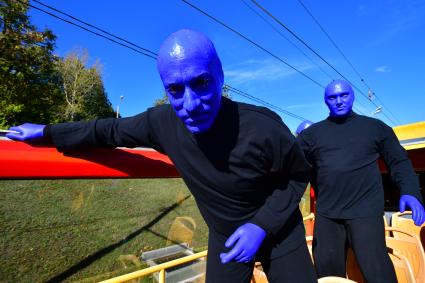 Москва. Нью-Йоркская перформанс-группа Blue Man Group, выступающая в образах `синих инопланетян`прогулялась по городу.