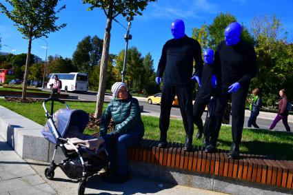 Москва. Нью-Йоркская перформанс-группа Blue Man Group, выступающая в образах `синих инопланетян`прогулялась по городу.