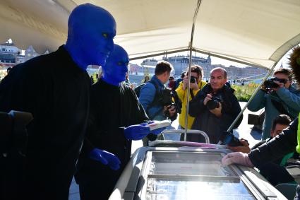 Москва. Нью-Йоркская перформанс-группа Blue Man Group, выступающая в образах `синих инопланетян`прогулялась по городу.