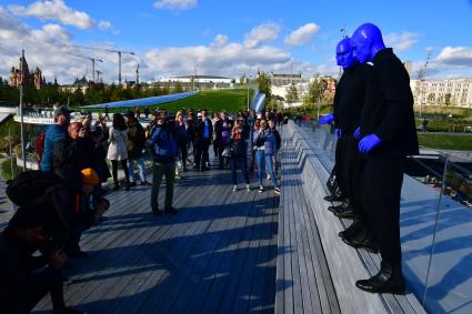 Москва. Нью-Йоркская перформанс-группа Blue Man Group, выступающая в образах `синих инопланетян`прогулялась по городу.