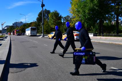 Москва. Нью-Йоркская перформанс-группа Blue Man Group, выступающая в образах `синих инопланетян`прогулялась по городу.