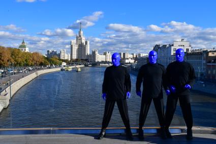 Москва. Нью-Йоркская перформанс-группа Blue Man Group, выступающая в образах `синих инопланетян`прогулялась по городу.