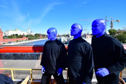 Москва. Нью-Йоркская перформанс-группа Blue Man Group, выступающая в образах `синих инопланетян`прогулялась по городу.