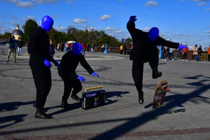 Москва. Нью-Йоркская перформанс-группа Blue Man Group, выступающая в образах `синих инопланетян`прогулялась по городу.