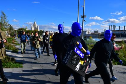 Москва. Нью-Йоркская перформанс-группа Blue Man Group, выступающая в образах `синих инопланетян`прогулялась по городу.