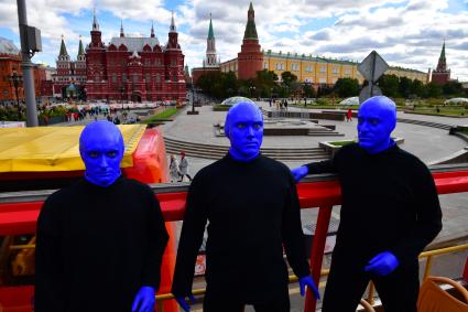 Москва. Нью-Йоркская перформанс-группа Blue Man Group, выступающая в образах `синих инопланетян`прогулялась по городу.