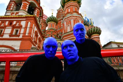 Москва. Нью-Йоркская перформанс-группа Blue Man Group, выступающая в образах `синих инопланетян`прогулялась по городу.