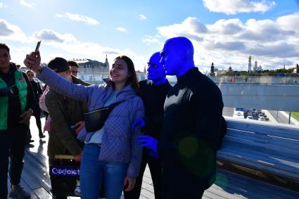 Москва. Нью-Йоркская перформанс-группа Blue Man Group, выступающая в образах `синих инопланетян`прогулялась по городу.