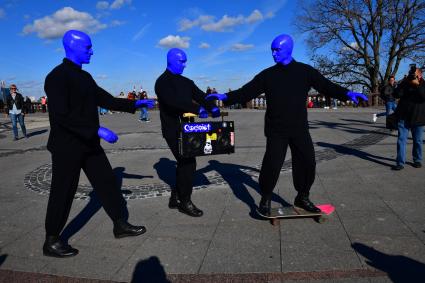 Москва. Нью-Йоркская перформанс-группа Blue Man Group, выступающая в образах `синих инопланетян`прогулялась по городу.