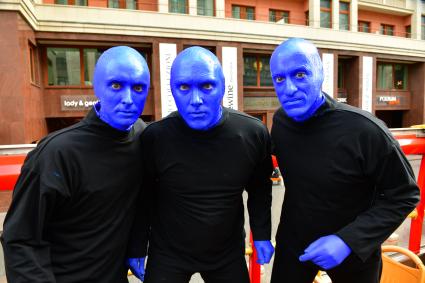 Москва. Нью-Йоркская перформанс-группа Blue Man Group, выступающая в образах `синих инопланетян`прогулялась по городу.