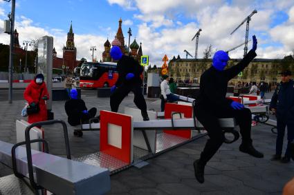 Москва. Нью-Йоркская перформанс-группа Blue Man Group, выступающая в образах `синих инопланетян`прогулялась по городу.