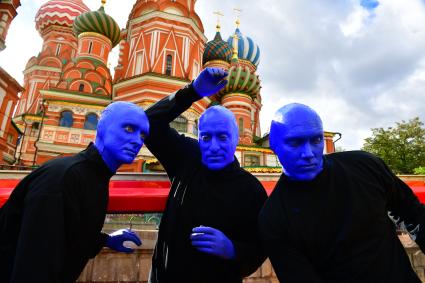 Москва. Нью-Йоркская перформанс-группа Blue Man Group, выступающая в образах `синих инопланетян`прогулялась по городу.