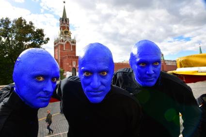 Москва. Нью-Йоркская перформанс-группа Blue Man Group, выступающая в образах `синих инопланетян`прогулялась по городу.