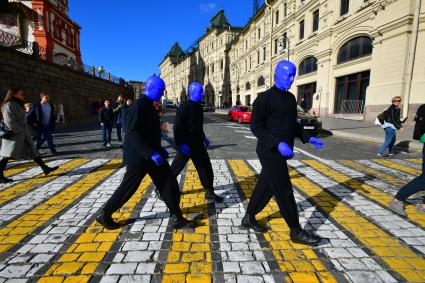 Москва. Нью-Йоркская перформанс-группа Blue Man Group, выступающая в образах `синих инопланетян`прогулялась по городу.