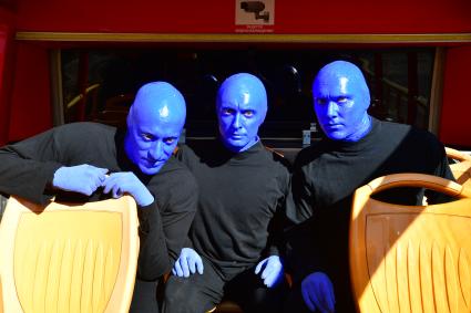 Москва. Нью-Йоркская перформанс-группа Blue Man Group, выступающая в образах `синих инопланетян`прогулялась по городу.