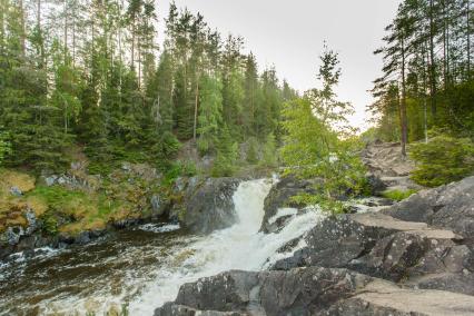 Республика Карелия. Водопад в заповеднике `Кивач`.