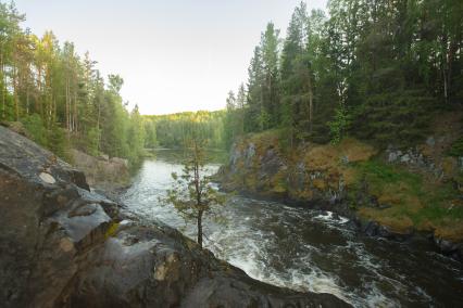 Республика Карелия. Водопад в заповеднике `Кивач`.