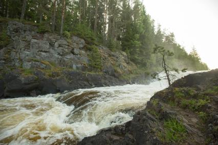 Республика Карелия. Водопад в заповеднике `Кивач`.