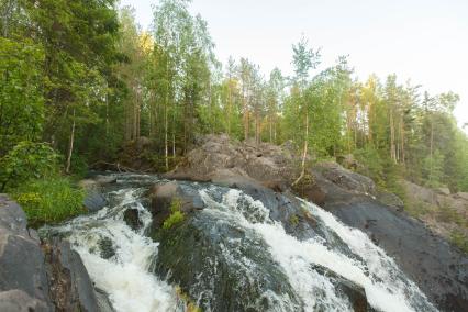 Республика Карелия. Водопад в заповеднике `Кивач`.