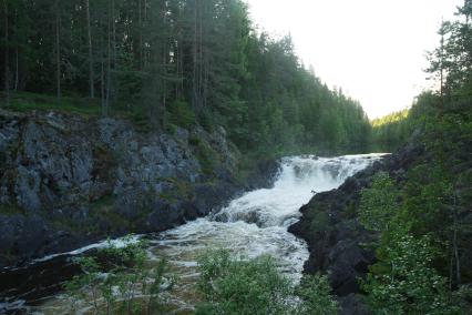 Республика Карелия. Водопад в заповеднике `Кивач`.