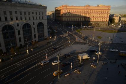 Москва.  Дорожная разметка на Лубянской площади.