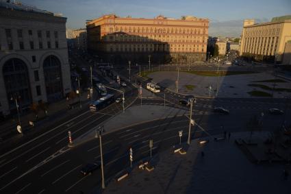 Москва.  Дорожная разметка на Лубянской площади.