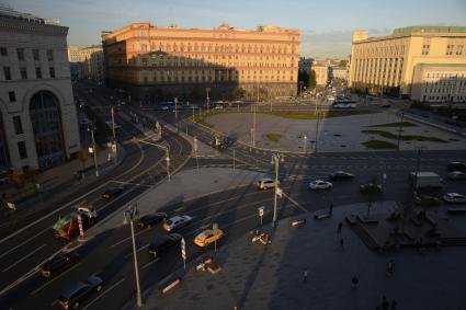 Москва.  Дорожная разметка на Лубянской площади.