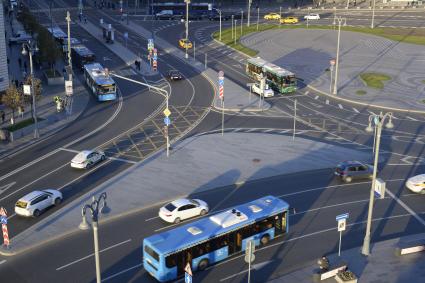 Москва.  Дорожная разметка на Лубянской площади.