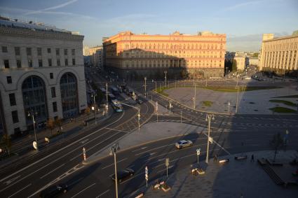 Москва.  Дорожная разметка на Лубянской площади.