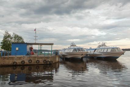 Республика Карелия. Сортавала. Судно на воздушной подушке `Ракета` у причала.